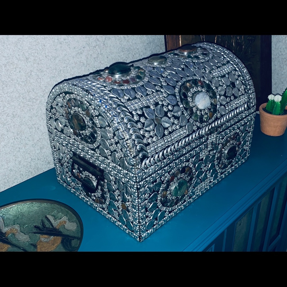 Handmade Sajai chest from India w/ agate stones - Picture 2 of 6